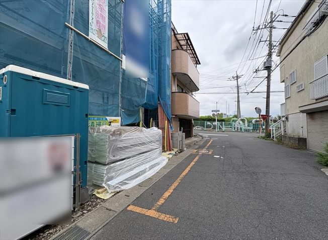 【前面道路含む現地写真】 | 志木市本町2丁目　新築一戸建住宅　全1棟　(志木本店) | 前面道路の様子／
車の通りが少ないので静かな暮らしを好む方にもおすすめです。