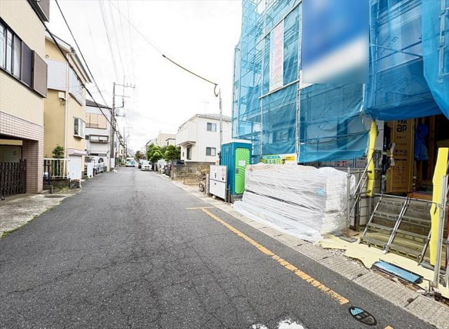 【前面道路含む現地写真】 | 志木市本町2丁目　新築一戸建住宅　全1棟　(志木本店) | 前面道路の様子／
約6ｍ道路に面しているので車の出し入れもスムーズに行えます。