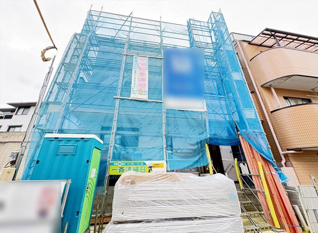 【外観】 | 志木市本町2丁目　新築一戸建住宅　全1棟　(志木本店) | 販売現地／2026年6月5日撮影　
エコジョーズや階段足元灯など充実の設備仕様で快適な暮らしをサポート