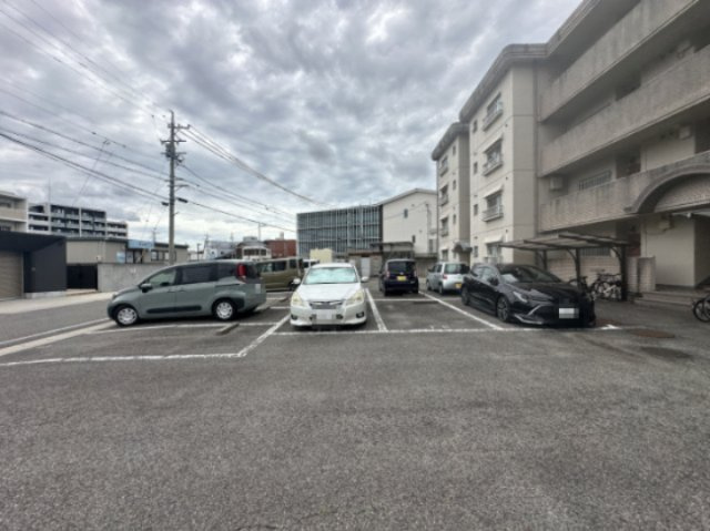 サンライズ須賀の駐車場
