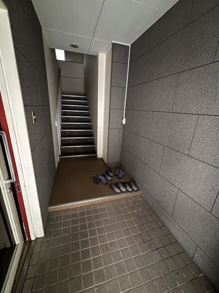 北浜　店舗ビルのエントランス