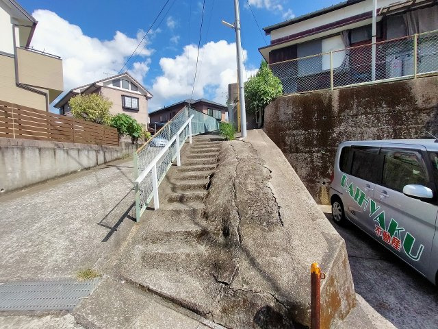日宇町平家戸建ての前面道路含む現地写真