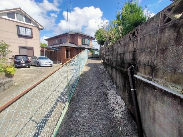 日宇町平家戸建ての前面道路含む現地写真