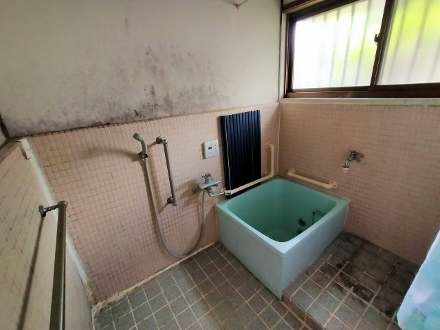 日宇町平家戸建ての浴室