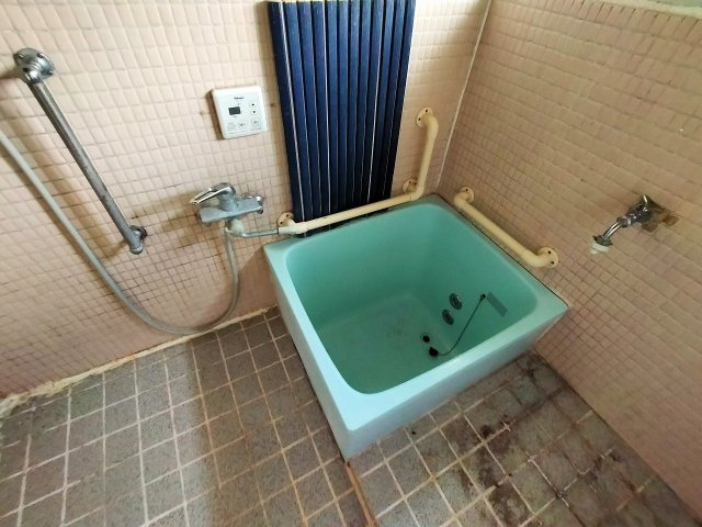 日宇町平家戸建ての浴室
