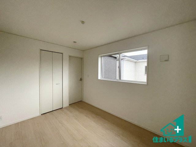 ★19(土)～23(祝)現地見学可能！★守山市下之郷　第2期　全2邸の洋室|シンプルな洋室は、自分好みのインテリアが楽しめます♪ご家族とインテリアや家具を選びに行くのは新築購入時の醍醐味の一つです。ぜひお楽しみください♪