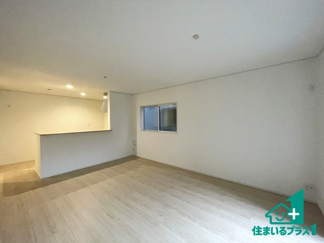 ★19(土)～23(祝)現地見学可能！★守山市下之郷　第2期　全2邸の居間・リビング|シンプルなリビングは、観葉植物等のインテリアを楽しめますね！パパ好みにも、ママ好みにも家具次第で雰囲気を変えることができます！
