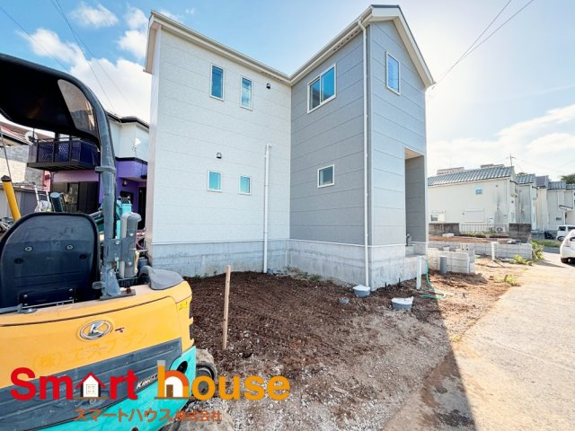 町田市小山町全2棟の駐車場|お住まいの前面道路が広いと駐車が楽になり、陽当たりも遮られないので明るく居心地の良いお家になります♪