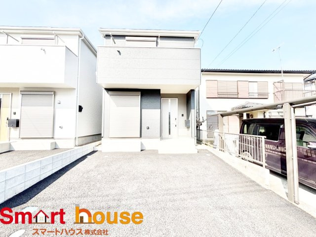 厚木市下荻野第１８の外観|お住まいの前面道路が広いと駐車が楽になり、陽当たりも遮られないので明るく居心地の良いお家になります♪
