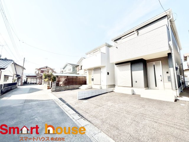 厚木市下荻野第１８の前面道路含む現地写真|外壁が周囲の街並みと青空に生えるお洒落な仕上がり！高い建物のないエリアで、青い空が大きく感じますね。
