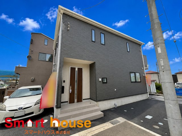 厚木市下川入の外観|お住まいの前面道路が広いと駐車が楽になり、陽当たりも遮られないので明るく居心地の良いお家になります♪