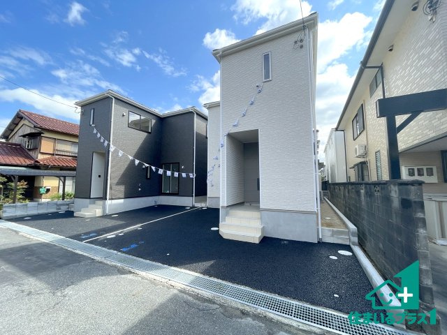 ★現地見学可能！★守山市下之郷　第2期　新築一戸建ての前面道路含む現地写真|周辺は閑静な住宅街！前面道路広々で車の出し入れも便利です。駐車が苦手な方でも安心して車庫入れできます！