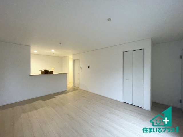 ★現地見学可能！★守山市下之郷　第2期　新築一戸建ての居間・リビング|シンプルなリビングは、観葉植物等のインテリアを楽しめますね！パパ好みにも、ママ好みにも家具次第で雰囲気を変えることができます！