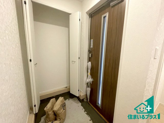 ★現地見学可能！★守山市下之郷　第2期　新築一戸建ての玄関|シューズボックスにはたくさんの靴が収納できるので玄関周りはいつもスッキリ！ご家族が増えても安心！