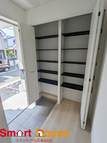相模原市南区相武台　新築2棟の玄関|大型シューズボックスがあるだけで靴を収集している方も大家族も安心！靴を収納できるので玄関がスッキリ！