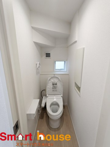 相模原市南区相武台　新築2棟のトイレ|節水型でエコなトイレには今では当たり前のウォシュレット付き。換気機能も着いているので常に快適ですね♪