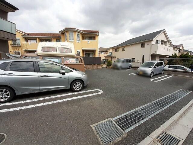 ヴィラ・シャルマンの駐車場