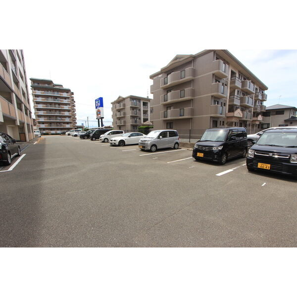 ファミーユ　シオハマの駐車場