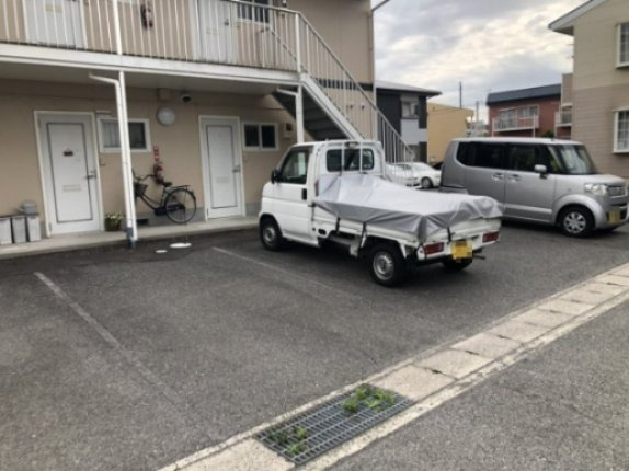 グリーンコート中島の駐車場