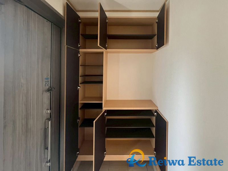 中古戸建　茅ヶ崎市甘沼の収納|散らかりがちな玄関をスッキリと片付けられる収納力の豊富な玄関収納♪
