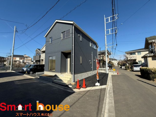 武蔵村山市神明新築全8棟の前面道路含む現地写真|お住まいの前面道路が広いと駐車が楽になり、陽当たりも遮られないので明るく居心地の良いお家になります♪


