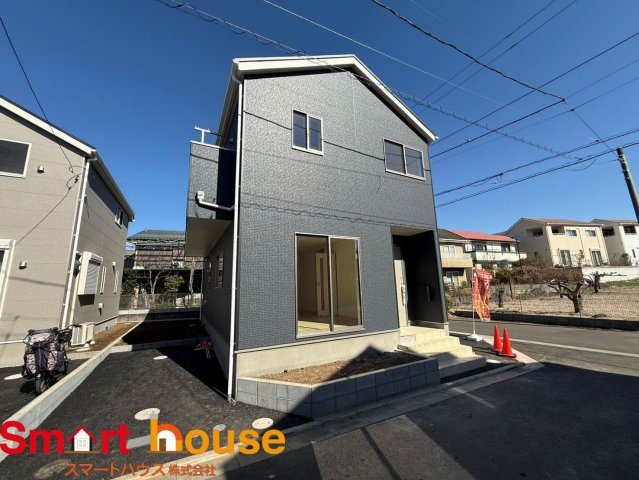 武蔵村山市神明新築全8棟の前面道路含む現地写真|オシャレな外観は、人の目を引くだけではなく自慢したくなりますね！植木を置いたりアレンジは、自由です。自分の好みに仕上げましょう♪