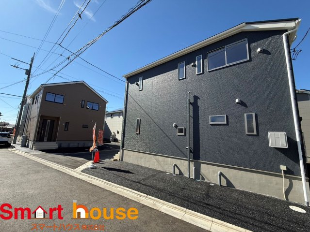 武蔵村山市神明新築全8棟の前面道路含む現地写真|外壁が周囲の街並みと青空に生えるお洒落な仕上がり！高い建物のないエリアで、青い空が大きく感じますね。
