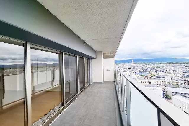 シャルマンフジスマート東岸和田駅前のバルコニー|バルコニー：13階部分につき、眺望良好です。