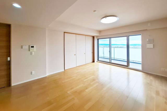 シャルマンフジスマート東岸和田駅前の洋室|リビングダイニング：クロスを貼替えるなどリフォーム済み。