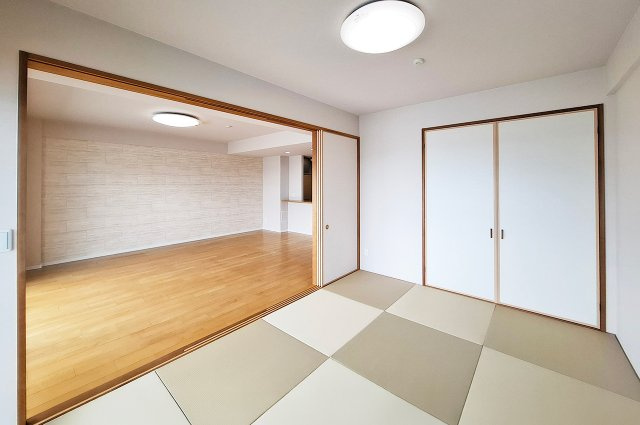シャルマンフジスマート東岸和田駅前の和室|和室：リビングと続間になっており、客間やくつろぎスペースとしても活躍します。