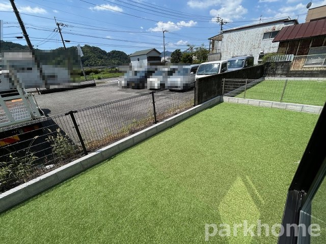いの町駅東町 -2期3棟・2号棟-新築戸建ての庭|南側に人工芝のお庭があります