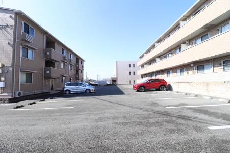 合志市幾久富のアパートの駐車場