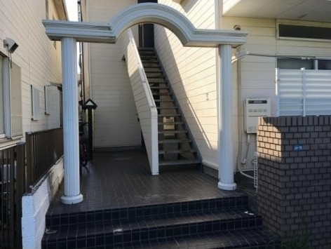 川口市柳根町のアパートのエントランス