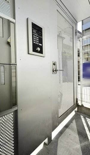 三鷹市新川６丁目のアパートのエントランス