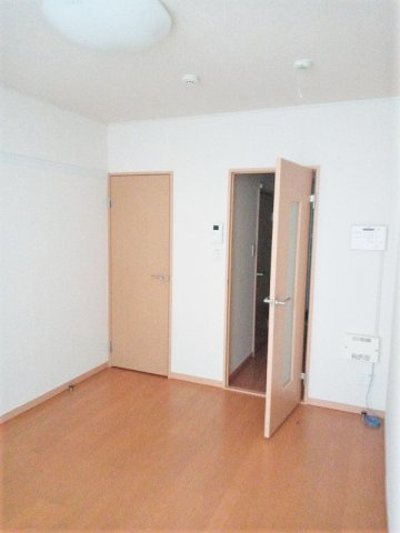 レオパレスセディチの居間・リビング|備品は部屋毎に異なります。１Ｆのみフローリング