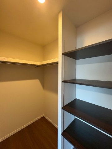 ルイシャトレ垂水壱番館の収納|寝室に併設のウォークインクローゼットです！
