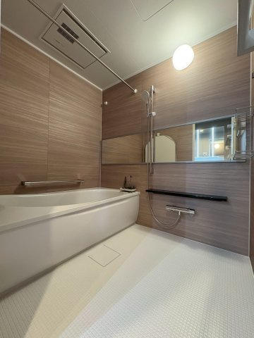 ルイシャトレ垂水壱番館の浴室|１日の疲れを癒すお風呂はやっぱり足を伸ばしてくつろげる大きさが欲しいですよね！