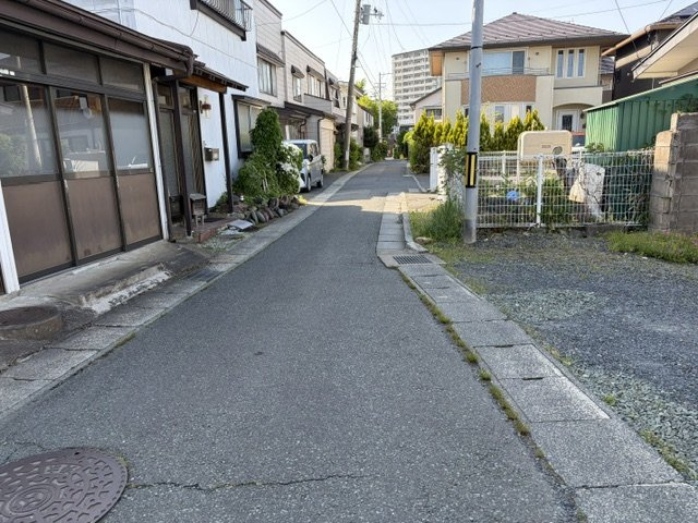 盛岡市仙北２丁目の前面道路含む現地写真