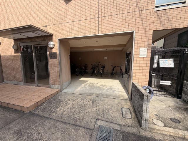 プラスコート西豊川のエントランス