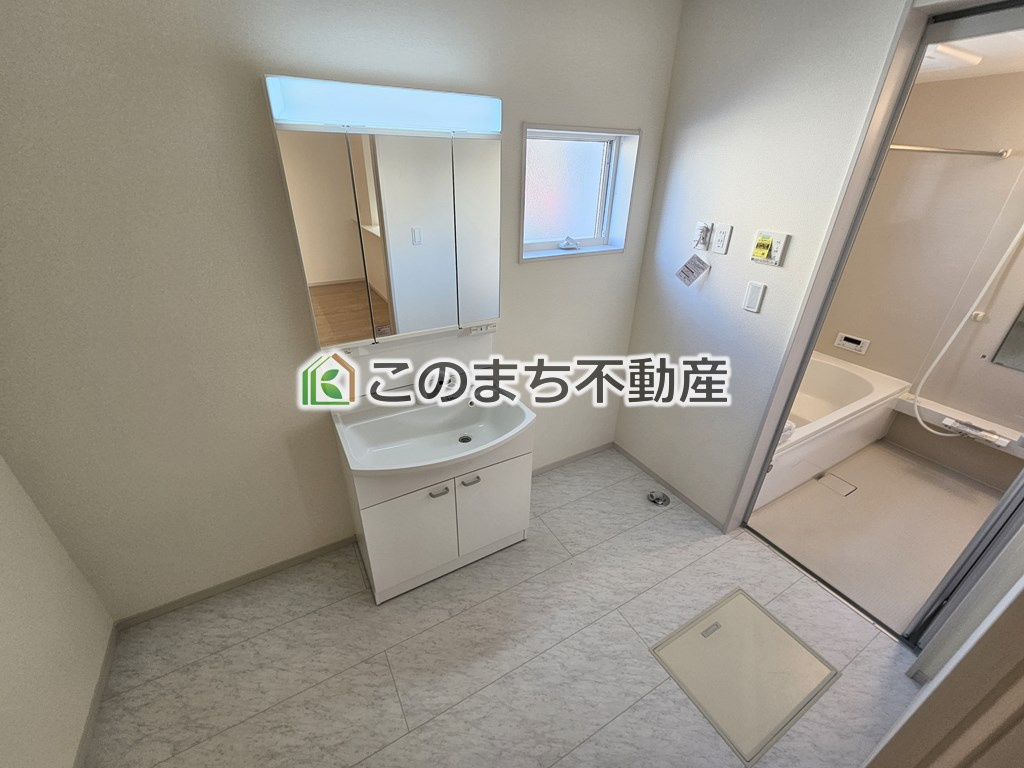 LiveleGarden.S上三川町上三川第11　1号棟の洗面所|同社施工物件の写真です。※建具やフローリング、その他仕様が違う場合がございます。シャンプードレッサーで朝の身支度♪伸びるホースでお掃除も簡単清潔です！