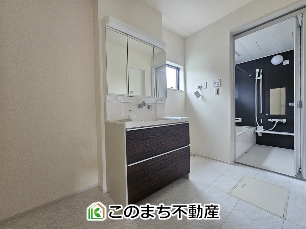 LiveleGarden.S上三川町上三川第11の洗面所|身支度に便利なシャワー付きの洗面台です。帰宅時の手洗いもスムーズ！小窓が備わっており、湿気のこもりがちな空間の換気にも役立ちます◎