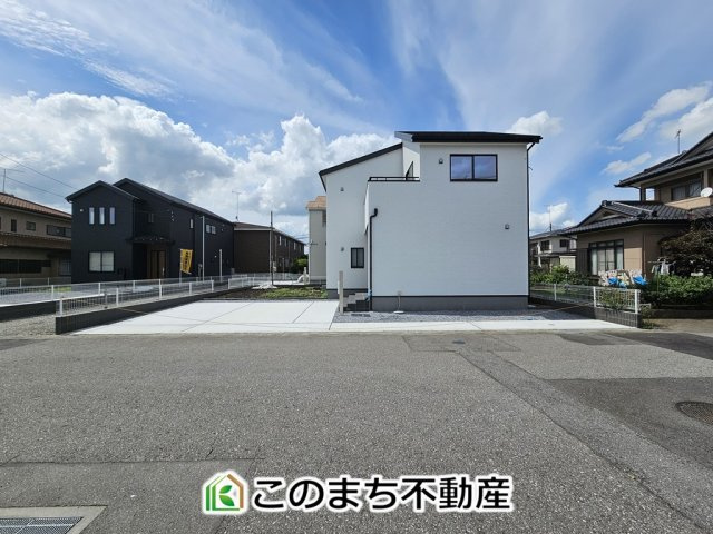 LiveleGarden.S上三川町上三川第11の駐車場|お車を並列で2台駐車可能です(車種によります)。駐車場の横はお庭スペースとしても利用可能。お子様も喜びそう♪