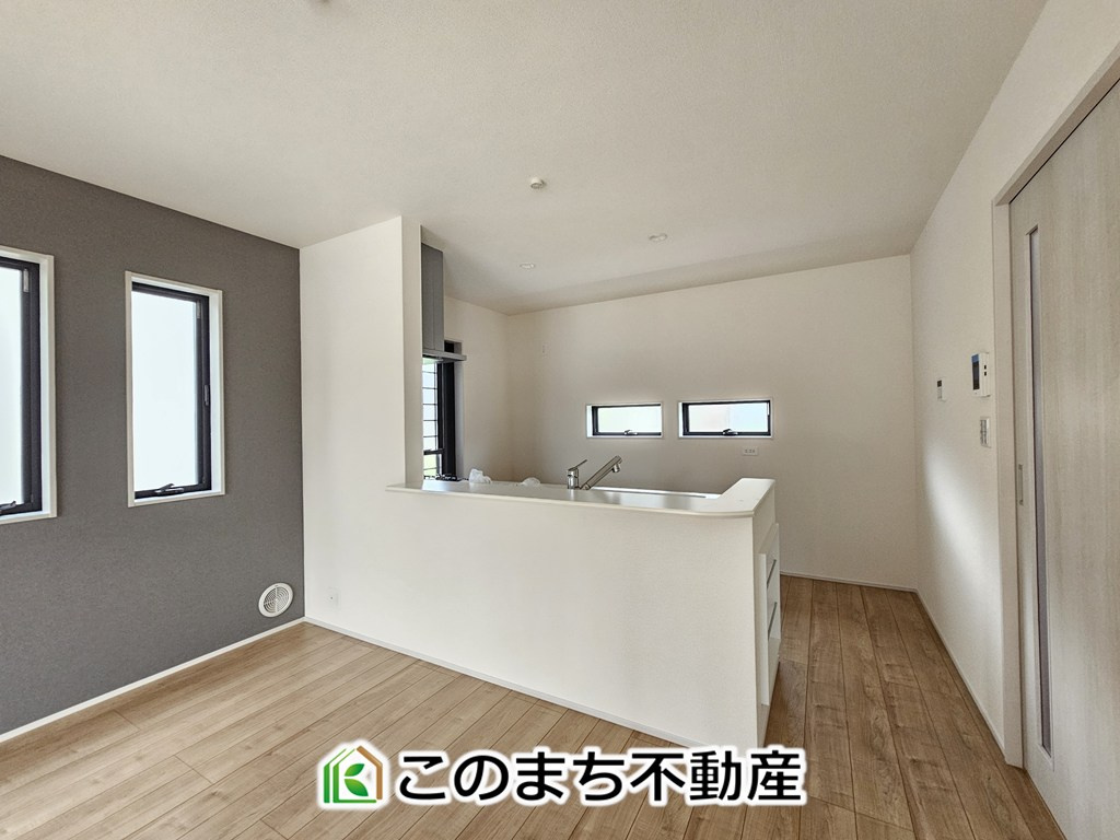 LiveleGarden.S上三川町上三川第11のキッチン|キッチンは対面式のシステムキッチンです。腰壁があるので、生活感が出がちなスペースを隠すことができ、リビング・ダイニングをすっきり見せることができます◎