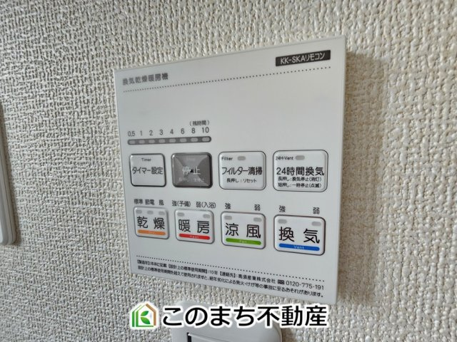 LiveleGarden.S上三川町上三川第11の設備|雨の日や湿気の多い梅雨時期など、洗濯物が乾き難い時期に重宝する浴室換気乾燥機。乾燥機能だけではなく、冬場の浴室内の寒暖差を緩和する暖房機能も標準装備。ヒートショック対策に一役買います。