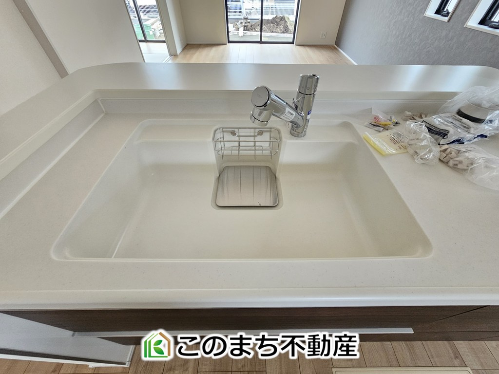 LiveleGarden.S上三川町上三川第11のキッチン|ビルトイン型浄水器を内蔵したキッチン水栓。お米を研いだり、野菜を洗ったりするときなど用途に応じてワンタッチで浄水に切り替えが可能です。カートリッジ式なので、フィルターを簡単に交換する事が出来ます。