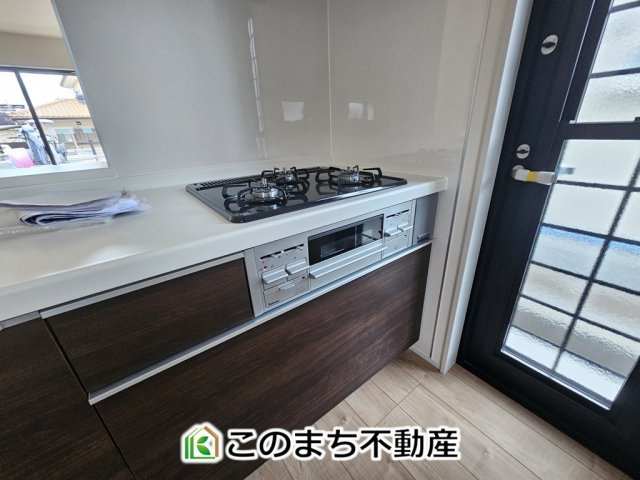 LiveleGarden.S上三川町上三川第11のキッチン|三ツ口コンロ採用で、同時調理もスムーズ◎！お料理を並べられるカウンター付きで、配膳・片付けをサポート！リビングで過ごすご家族とコミュニケーションを楽しみながら作業可能です♪