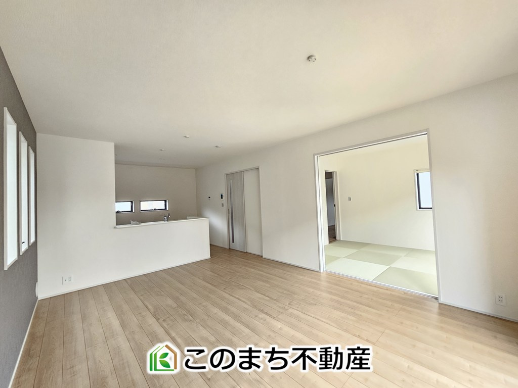 LiveleGarden.S上三川町上三川第11の居間・リビング|開放感のある広々としたリビング☆家族みんなでゆったりくつろげます♪
南側から暖かな日差しが差し込みます♪キッチンからリビングの様子がよく見渡せます☆