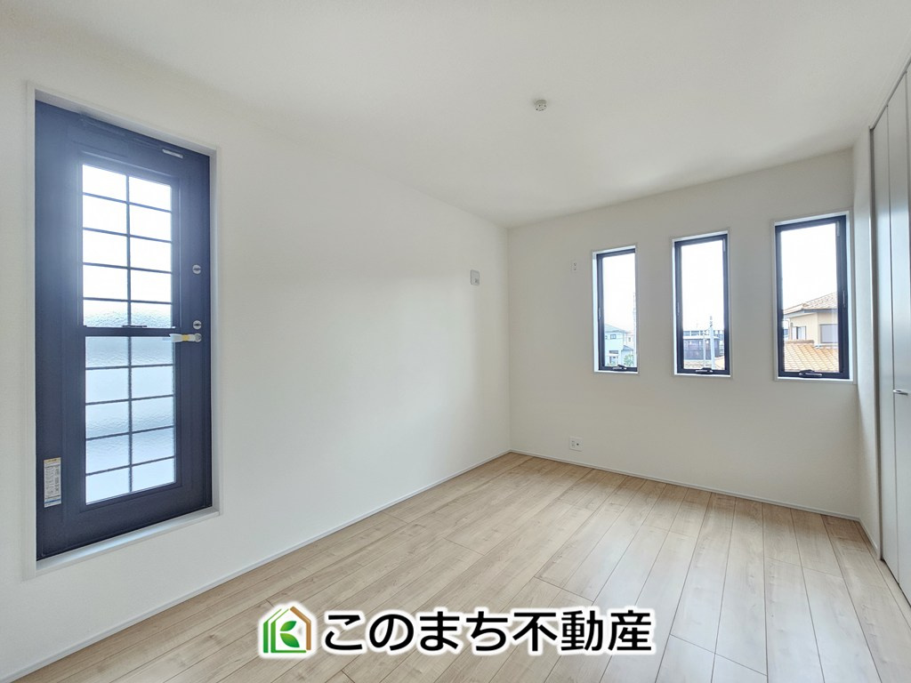 LiveleGarden.S上三川町上三川第11の洋室|柔らかい陽光が差し込む明るいお部屋を演出する設計。彩光の取れる窓が気持ちの良いお部屋を創り上げます。