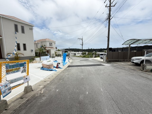 八重瀬町安里（全3棟）B号棟の前面道路含む現地写真|※南西側公道7.4m♪