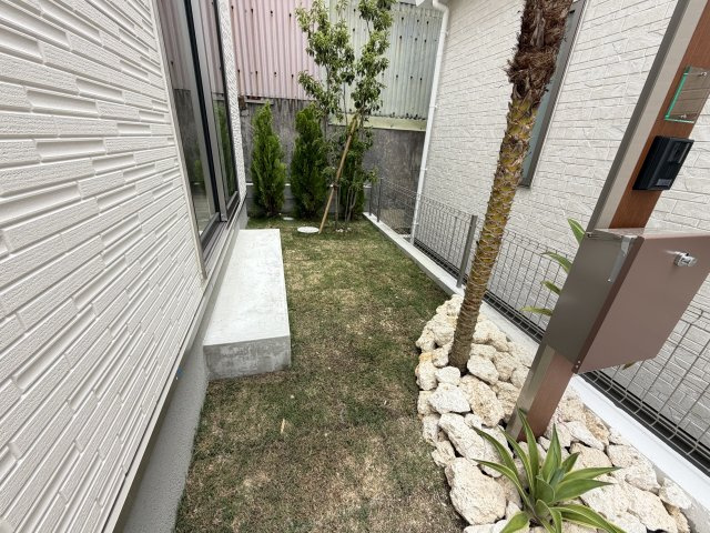 八重瀬町安里（全3棟）B号棟の庭|B号棟　素敵な植栽付き♪